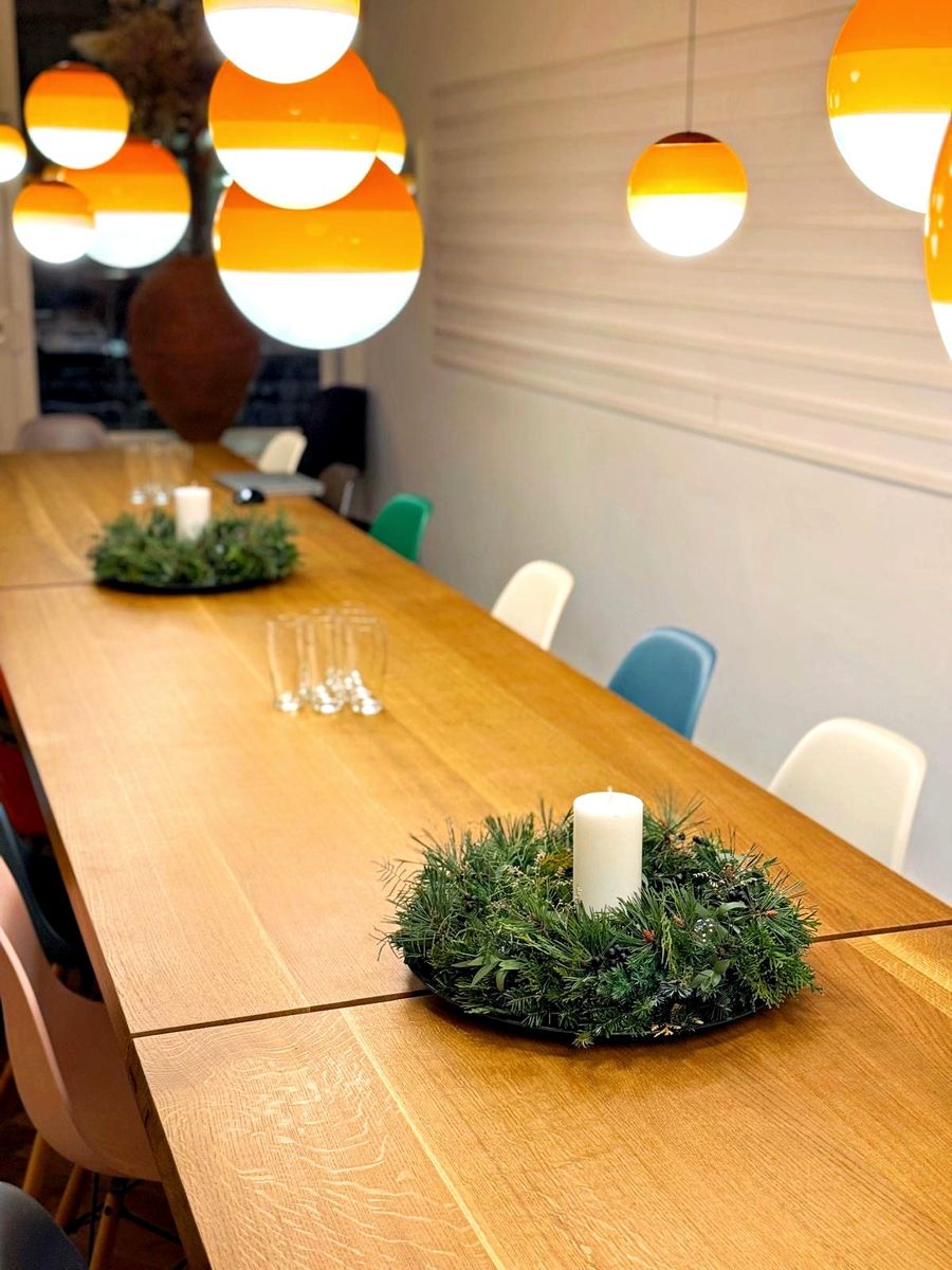 Festtafel mit Adventskränzen und Kerzen