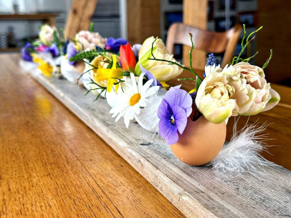 Eierschalen-Vasen mit Frühlingsblumen