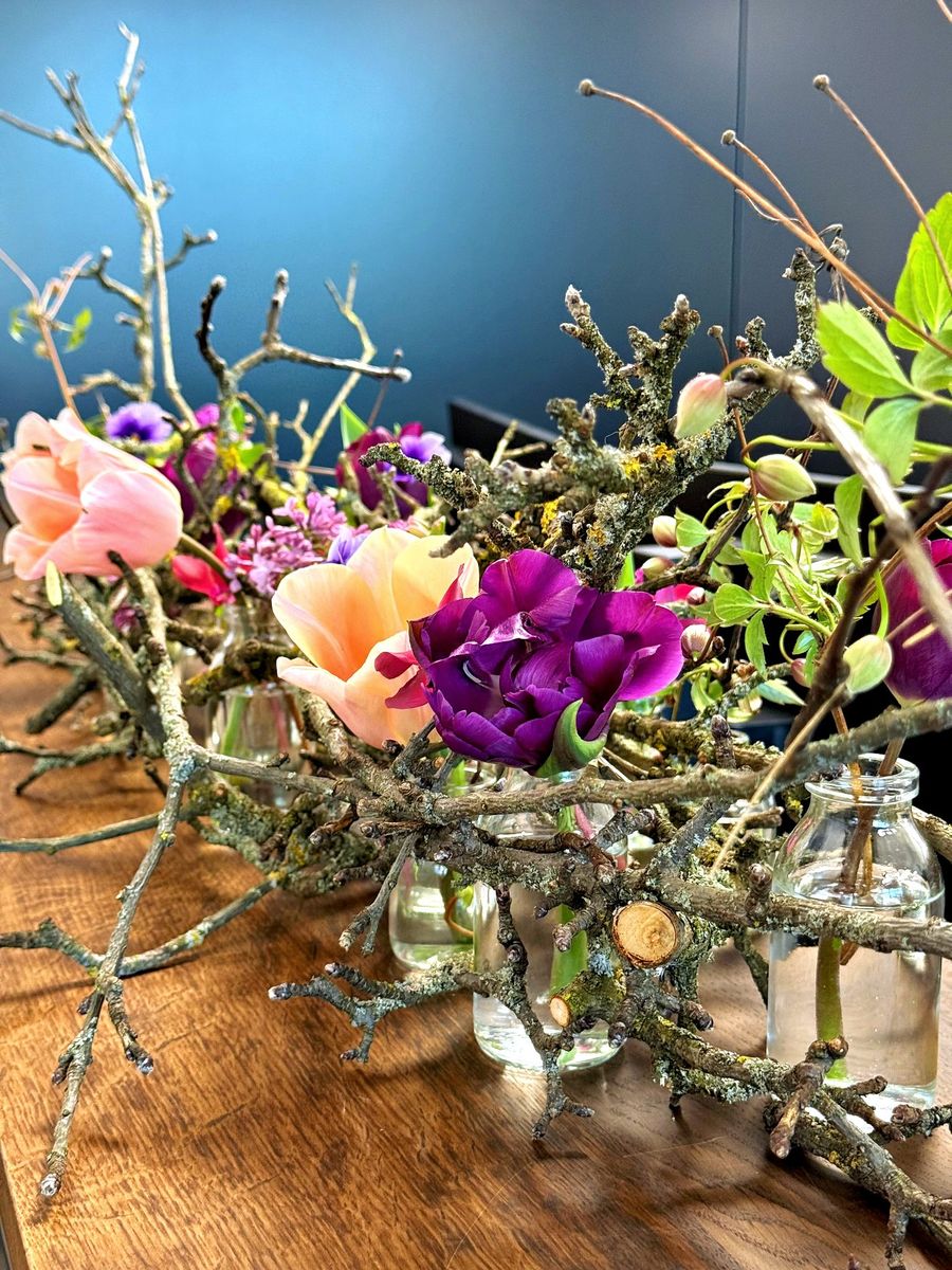 Frühlingsblumen mit Flechtenzweigen