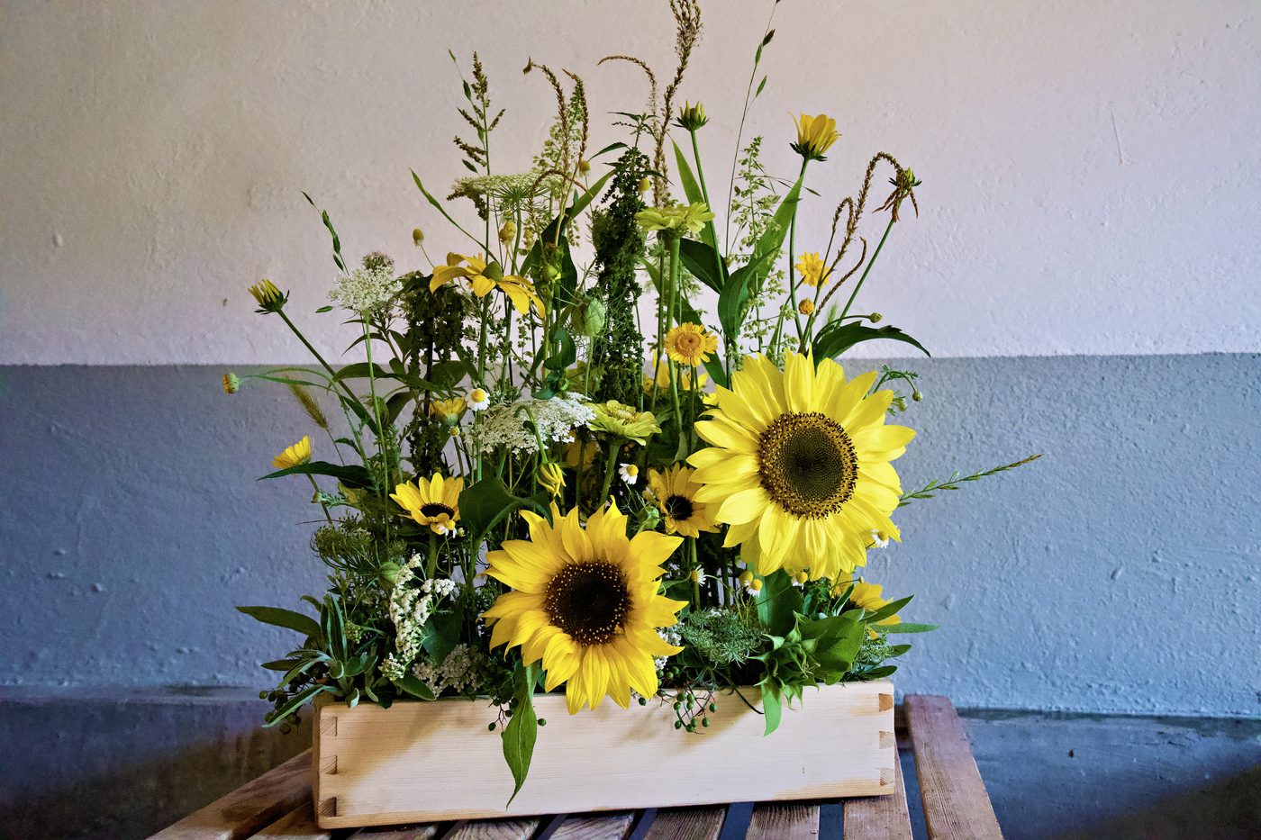 Sonnenblumen-Gesteck in Holzkiste